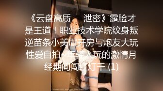 练功房女厕全景偷拍刚做完瑜伽来嘘嘘的少妇鲍鱼保养的还不错