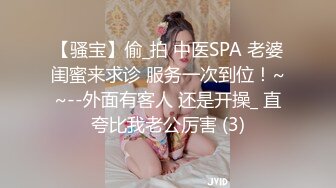 真实感很强的良家少妇露脸深夜激情，跟狼友互动撩骚听指挥，淫水湿透整个内裤，揉奶玩逼看特写