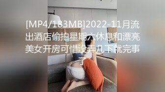 商城厕所TP低胸吊带胸部印广告loge的高挑模特妹嘘嘘